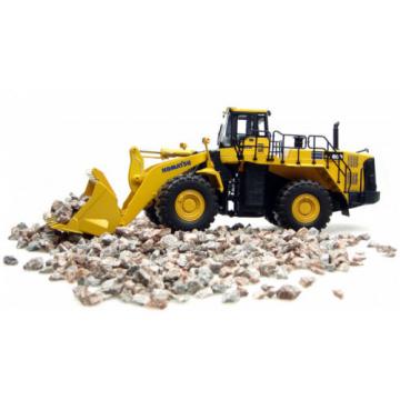 Universal Hobbies UH 8008 Komatsu WA600-6 Four Wheel Loader Diecast Scale 1:50