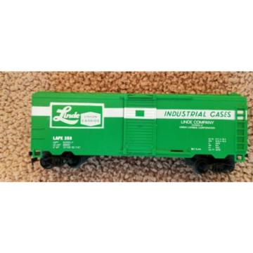 HO scale Life-Like Products Linde Company Sliding Door Green Box Car Train