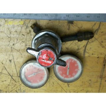 TRIMLINE ACETYLENE REGULATOR with (2) LINDE UNION CARBIDE GAUGES R-76, 15-510-9